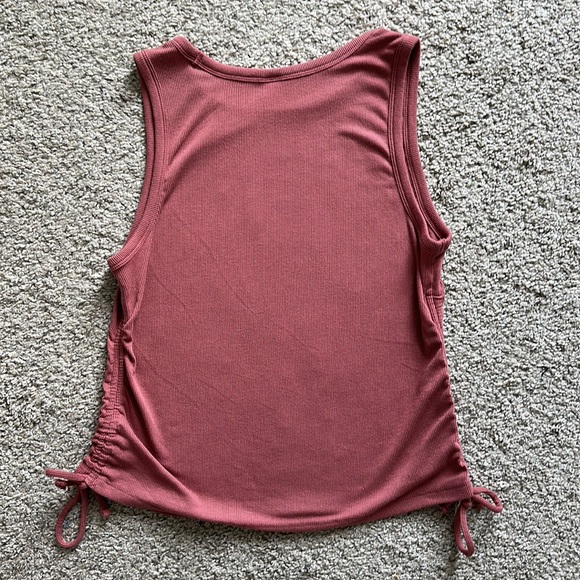 Old navy active tank - Picture 4 of 6